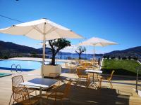 セデイラにあるHotel Herbeiraのプールサイドのテーブルと椅子