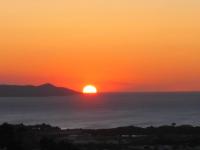 a sunset over the ocean with the sun in the sky at Appartement d&#39;une chambre avec vue sur la mer jardin amenage et wifi a Hyeres a 2 km de la plage in Hyères