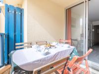 Restaurant o un lloc per menjar a Apartment Les H&eacute;lianthes-1 by Interhome