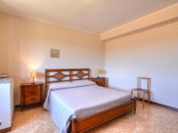 Łóżko lub łóżka w pokoju w obiekcie Villa Smeraldo by Interhome