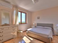Łóżko lub łóżka w pokoju w obiekcie Villa Smeraldo by Interhome