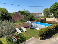 Bazén v ubytování Holiday House Emma nebo v jeho okolí