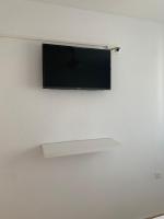 Televízia a/alebo spoločenská miestnosť v ubytovaní Ático COPACABANA FAMILIAS