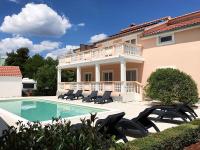 Basen w obiekcie Apartments in Biograd na Moru - Biograd Riviera 42685 lub w pobliżu