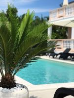 Basen w obiekcie Apartments in Biograd na Moru - Biograd Riviera 42685 lub w pobliżu
