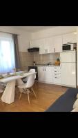 Kuchnia lub aneks kuchenny w obiekcie Apartments in Biograd na Moru - Biograd Riviera 42685