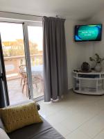 Telewizja i/lub zestaw kina domowego w obiekcie Apartments in Biograd na Moru - Biograd Riviera 42685