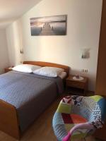 Łóżko lub łóżka w pokoju w obiekcie Apartments in Biograd na Moru - Biograd Riviera 42685