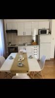 Kuchnia lub aneks kuchenny w obiekcie Apartments in Biograd na Moru - Biograd Riviera 42685