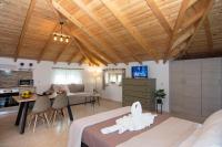 Telewizja i/lub zestaw kina domowego w obiekcie Selinitsa Stone Studio - Mani Seaview Retreat