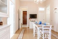 A television and/or entertainment centre at Stazione Notarbartolo Bright & Cozy Apartment