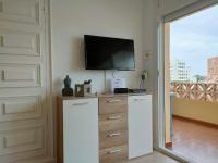 TV a/nebo společenská místnost v ubytování Empurialola -Apartamento con piscina y vistas preciosas en Rosas- 155