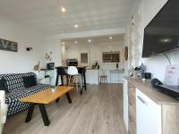 Kuchyň nebo kuchyňský kout v ubytování Empurialola -Apartamento con piscina y vistas preciosas en Rosas- 155