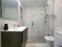 Koupelna v ubytování Empurialola -Apartamento con piscina y vistas preciosas en Rosas- 155