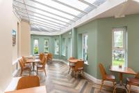 comedor con mesas y sillas y tragaluz en Windermere Manor Hotel, en Windermere