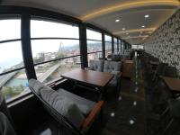 een restaurant met stoelen en tafels en een groot raam bij Arhavi Resort Otel in Arhavi