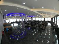 een feestzaal met tafels en stoelen in een gebouw bij Arhavi Resort Otel in Arhavi