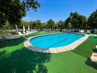 The swimming pool at or close to CASTLE PARK HOTEL