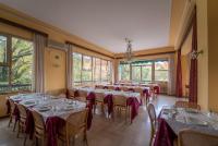 une salle de conférence avec des tables, des chaises et des fenêtres dans l'établissement HOTEL CONCORDIA, à Montecatini Terme
