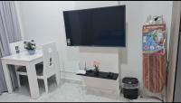 TV a/nebo společenská místnost v ubytování Beautiful studio with sea view and pool view