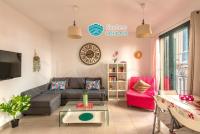 A seating area at SkySea Holidays CITY CENTER SUITES