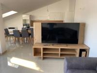 TV a/nebo společenská místnost v ubytování Penthouse Sunset