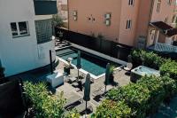 Bazén v ubytovaní Holiday Apartments Amarilis alebo v jeho blízkosti