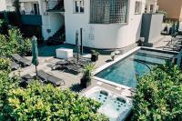 Bazén v ubytovaní Holiday Apartments Amarilis alebo v jeho blízkosti