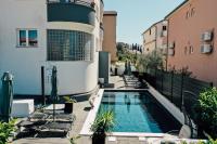 Bazén v ubytovaní Holiday Apartments Amarilis alebo v jeho blízkosti