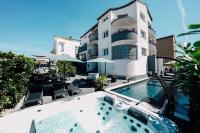 Bazén v ubytovaní Holiday Apartments Amarilis alebo v jeho blízkosti