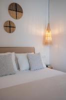 Postel nebo postele na pokoji v ubytování Thea Beachfront Suites in Lourdas beach