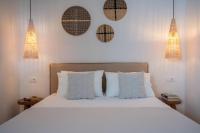 Postel nebo postele na pokoji v ubytování Thea Beachfront Suites in Lourdas beach