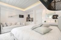 Posteľ alebo postele v izbe v ubytovaní Naxos Evilion Luxury Apartments & Suites
