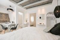 Posteľ alebo postele v izbe v ubytovaní Naxos Evilion Luxury Apartments & Suites