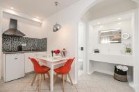 Kuchyňa alebo kuchynka v ubytovaní Naxos Evilion Luxury Apartments & Suites