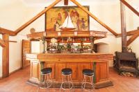 Lounge nebo bar v ubytování Penzion Zámek Lešany