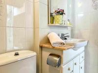 Kúpeľňa v ubytovaní Can Janot Casa con jardín cerca del lago