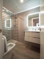 A bathroom at Sunflowers
