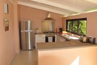 Appartement Villa Taina piscineにあるキッチンまたは簡易キッチン