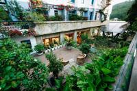 una vista aerea di un edificio con cortile e piante di Lake Hills Hotel a Ha Long