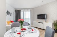 Televízia a/alebo spoločenská miestnosť v ubytovaní Apartments Mazowiecka by the Sea Pobierowo by Noclegi Renters