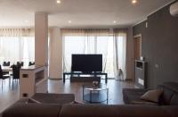 Televízia a/alebo spoločenská miestnosť v ubytovaní Villa Liam con Piscina - Goelba