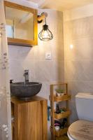 Een badkamer bij Studio de charme (4 personnes) Le r&ecirc;ve bleu tout confort &agrave; Saint Georges de Didonne