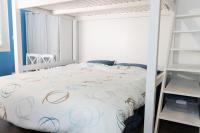 Een bed of bedden in een kamer bij Studio de charme (4 personnes) Le r&ecirc;ve bleu tout confort &agrave; Saint Georges de Didonne