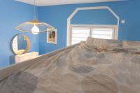 Een bed of bedden in een kamer bij Studio de charme (4 personnes) Le r&ecirc;ve bleu tout confort &agrave; Saint Georges de Didonne