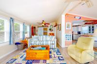 ein Wohnzimmer mit zwei Sofas und einem Tisch in der Unterkunft Montego Bay - 197 Pine Tree Road in Ocean City
