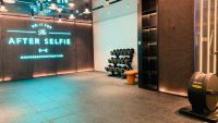 lyf Xi'an Dayanta by Ascott free gym & self-service free laundry roomにあるフィットネスセンターまたはフィットネス設備