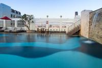 Bazén v ubytování Zenith Sukhumvit Hotel nebo v jeho okolí