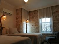 1 dormitorio con 2 camas y ventana en Villa Citronella Boutique Hotel, en Antalya