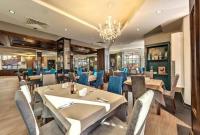 Restaurace v ubytování 500м. от лифта Сладък дом в Белведере СПА комплекс